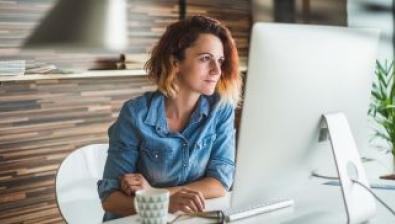 Femme consultant un ordinateur pour souscrire à une assurance