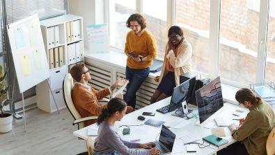 5 personnes en brainstorming autour d'une table