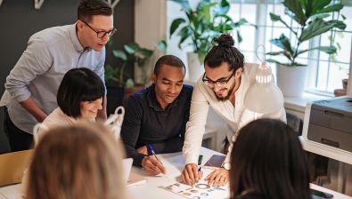 Hommes et femmes travaillant en groupe autour d'une table