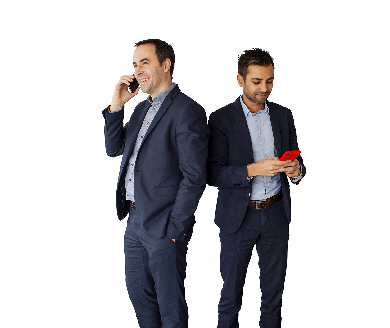 deux hommes tiennent un téléphone