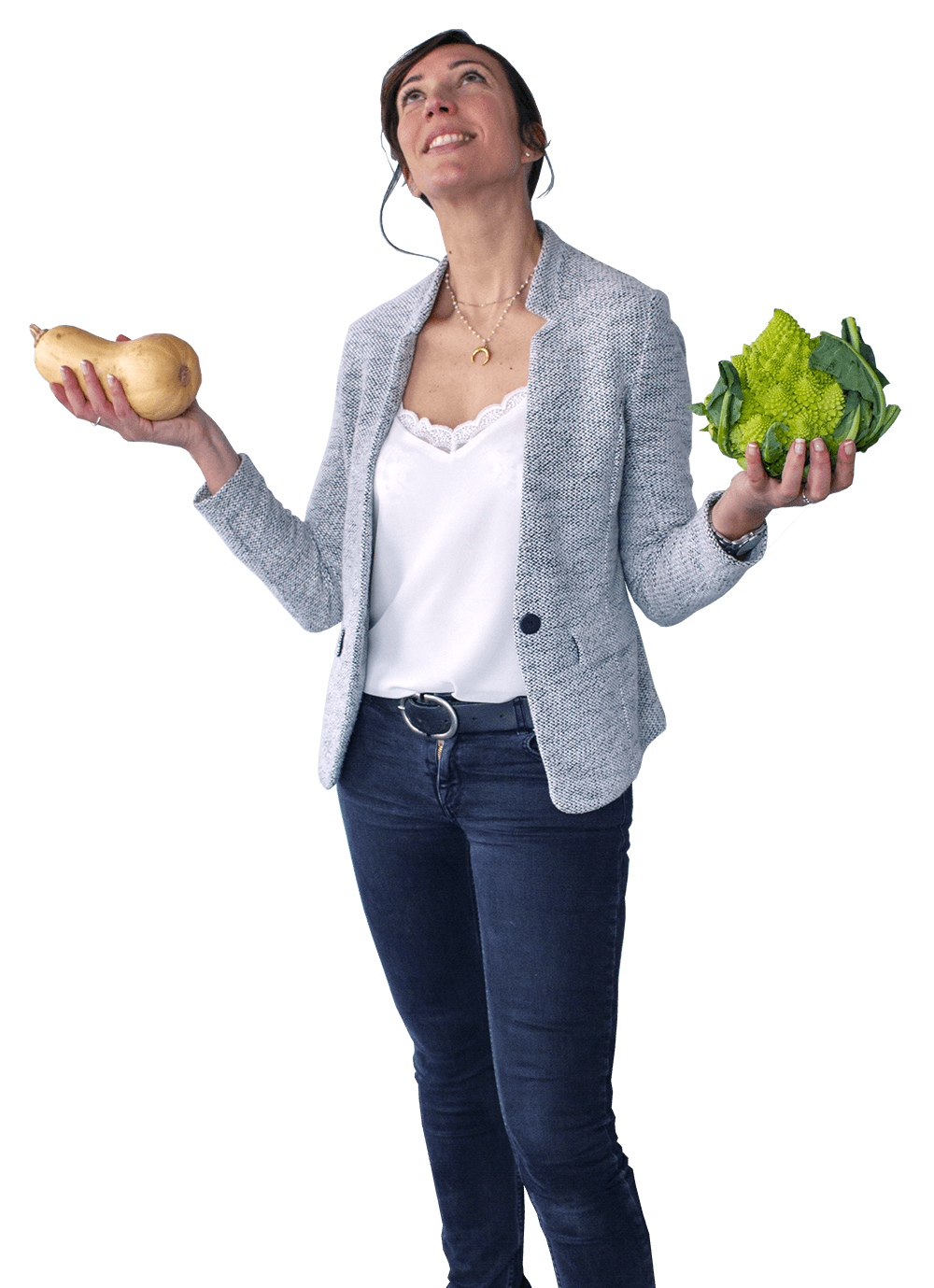 femme tenant des légumes dans ses mains